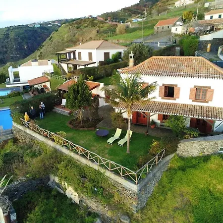 Hébergement de vacances Sea-view House In With Garden And Terrace *