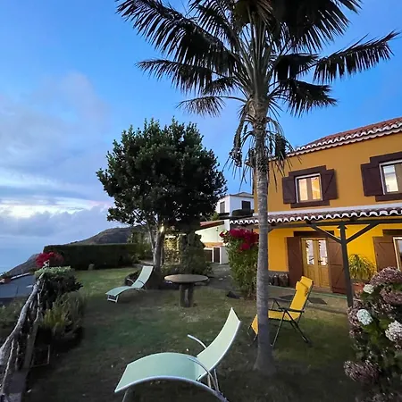 Hébergement de vacances Sea-view House In With Garden And Terrace *
