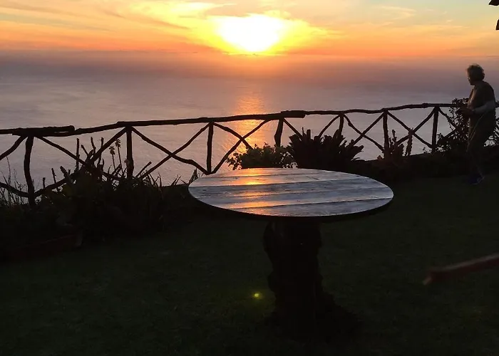 Hébergement de vacances Sea-view House In With Garden And Terrace Fajã da Ovelha