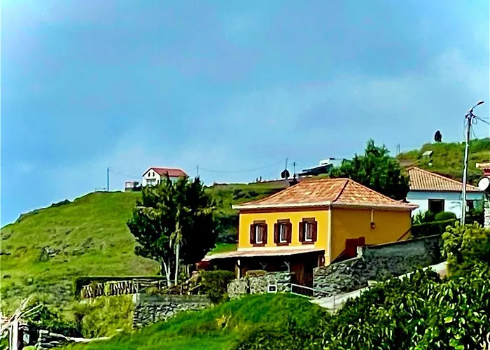 Hébergement de vacances Sea-view House In With Garden And Terrace