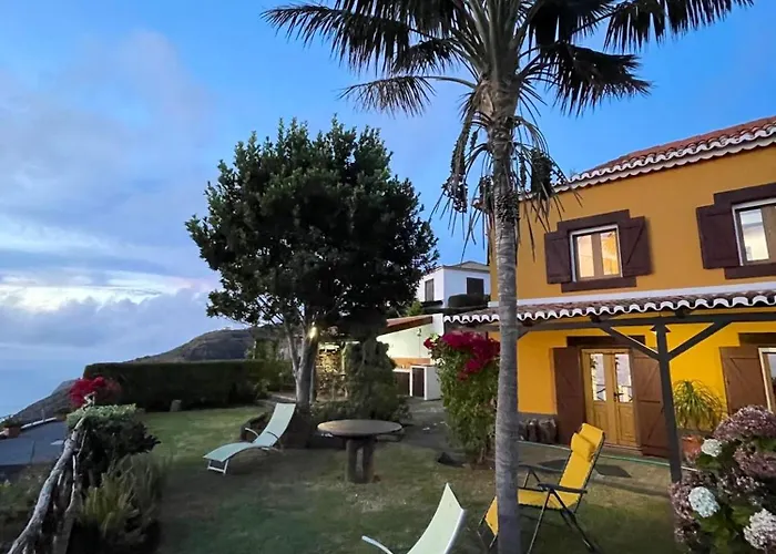 Hébergement de vacances Sea-view House In With Garden And Terrace *