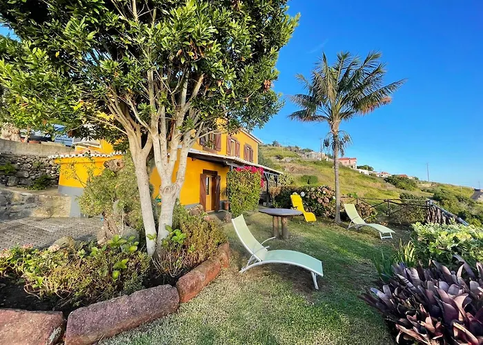 Hébergement de vacances Sea-view House In With Garden And Terrace *