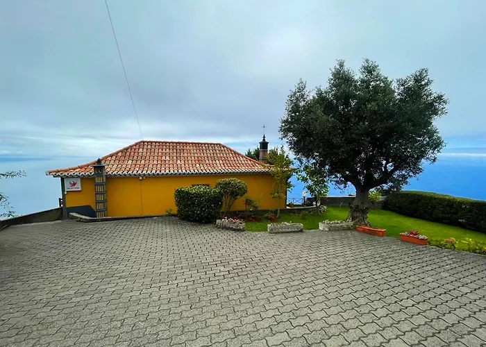 Hébergement de vacances Sea-view House In With Garden And Terrace