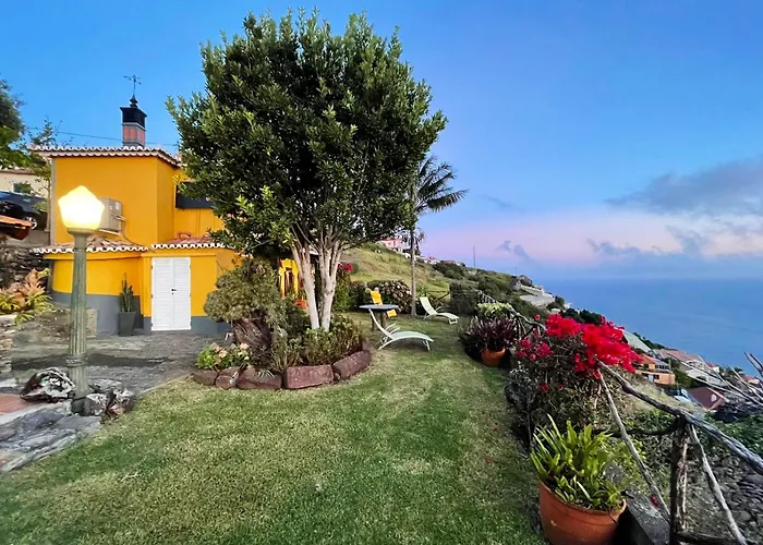 Hébergement de vacances Sea-view House In With Garden And Terrace *